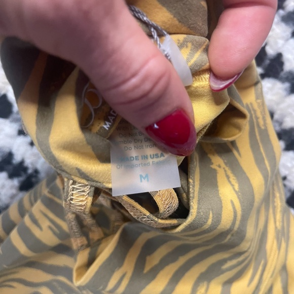 Bombshell Sportswear sexy back leggings in honey gold size MEDIUM NWT - Picture 7 of 7